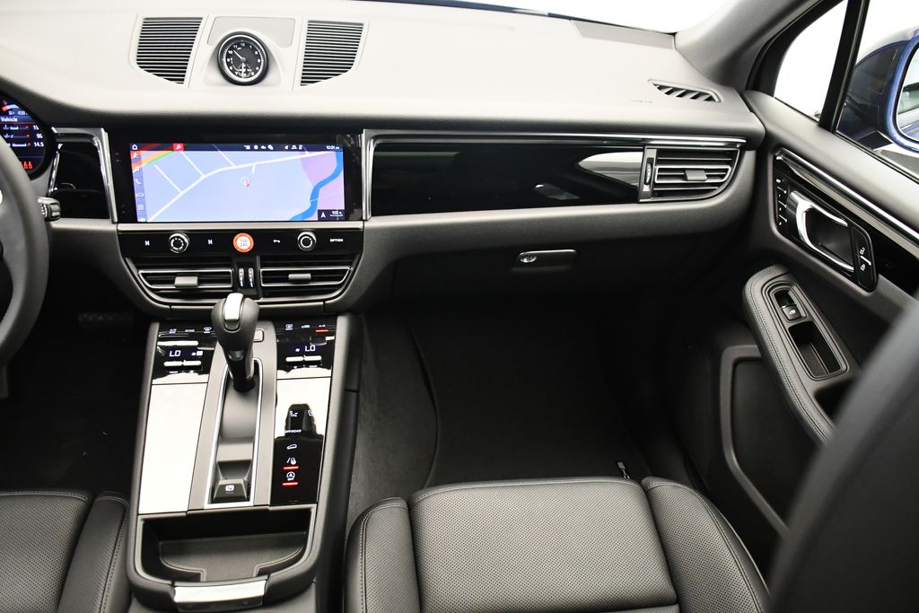 Thumbnail: 2025 Porsche Macan - 23