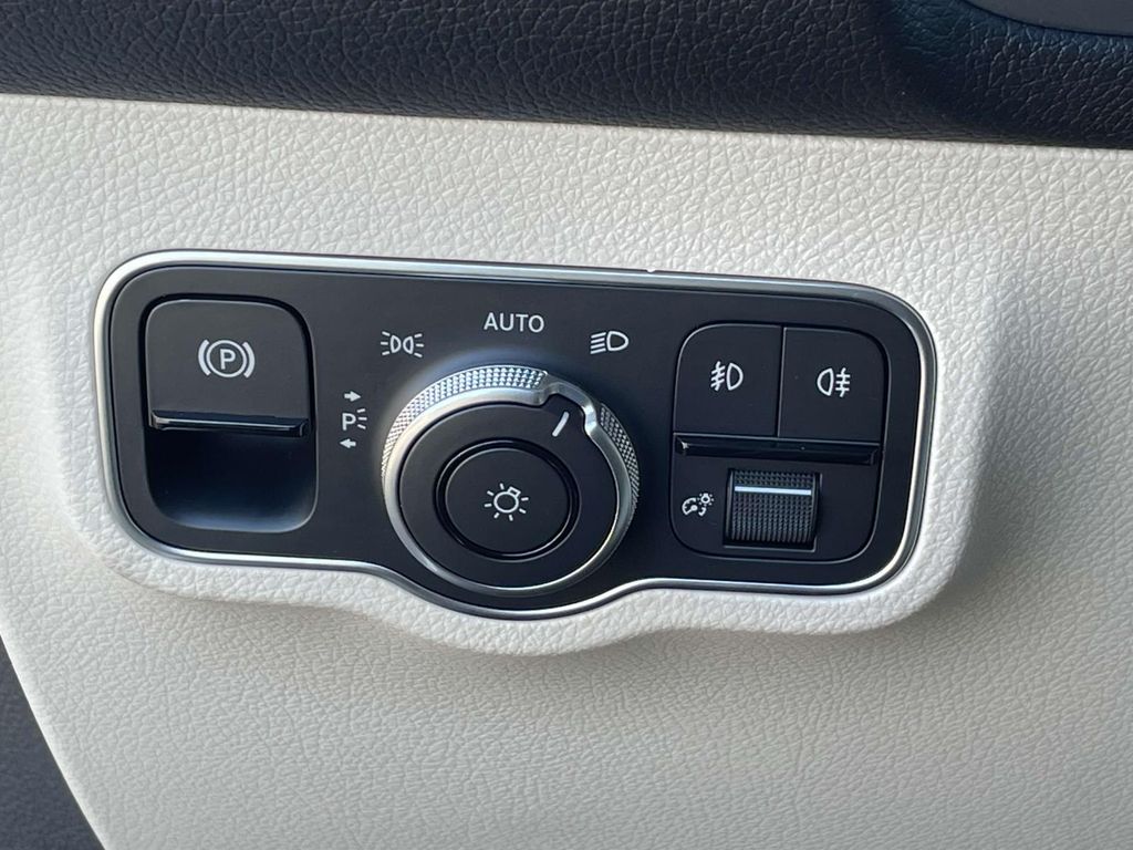 Thumbnail: 2025 Mercedes-Benz GLB - 19