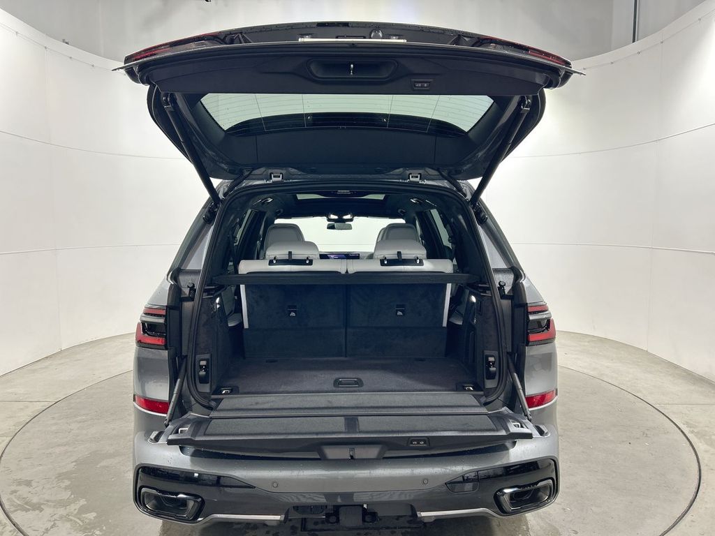 Thumbnail: 2026 BMW X7 - 23