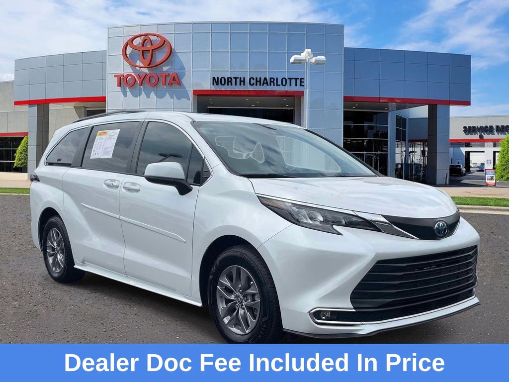 White (Wind Chill Pearl) 2024 Toyota Sienna XLE 7-Passenger FWD Minivan Front-Wheel Drive Continuously Variable Transmission
