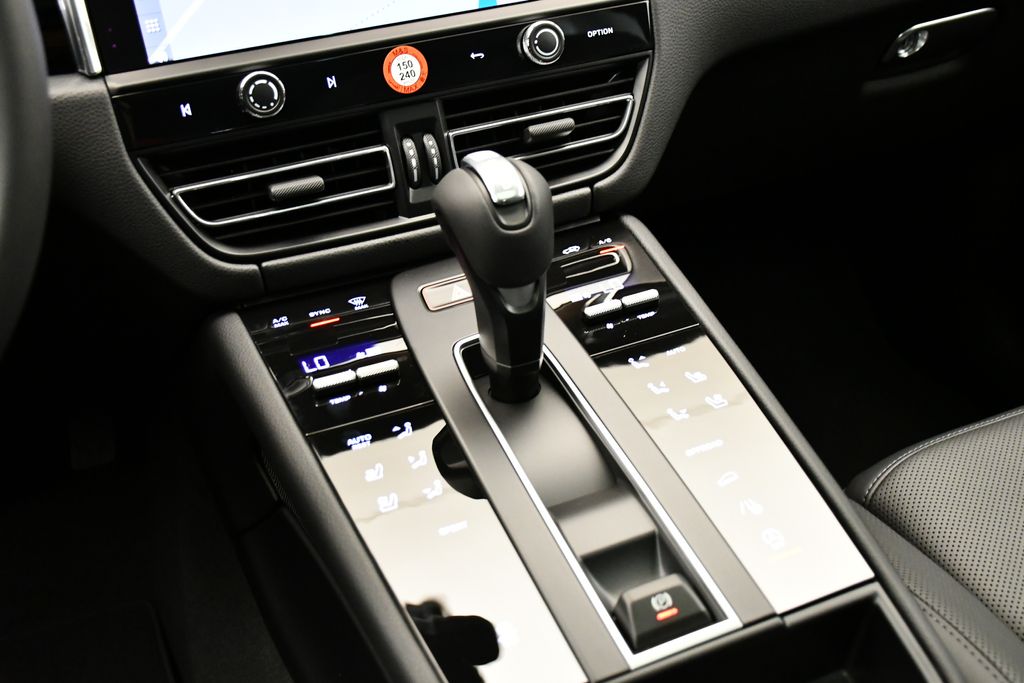 Thumbnail: 2025 Porsche Macan - 32