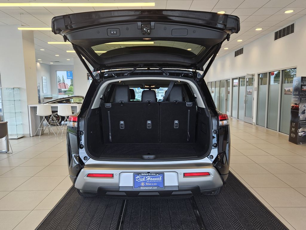 2025 Nissan Pathfinder SL