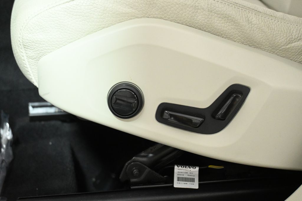 Thumbnail: 2023 Volvo XC60 - 31