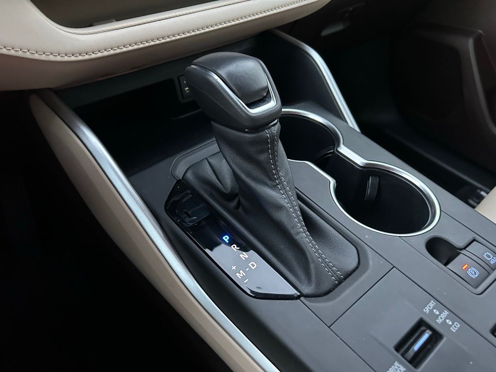 Thumbnail: 2022 Toyota Highlander - 28