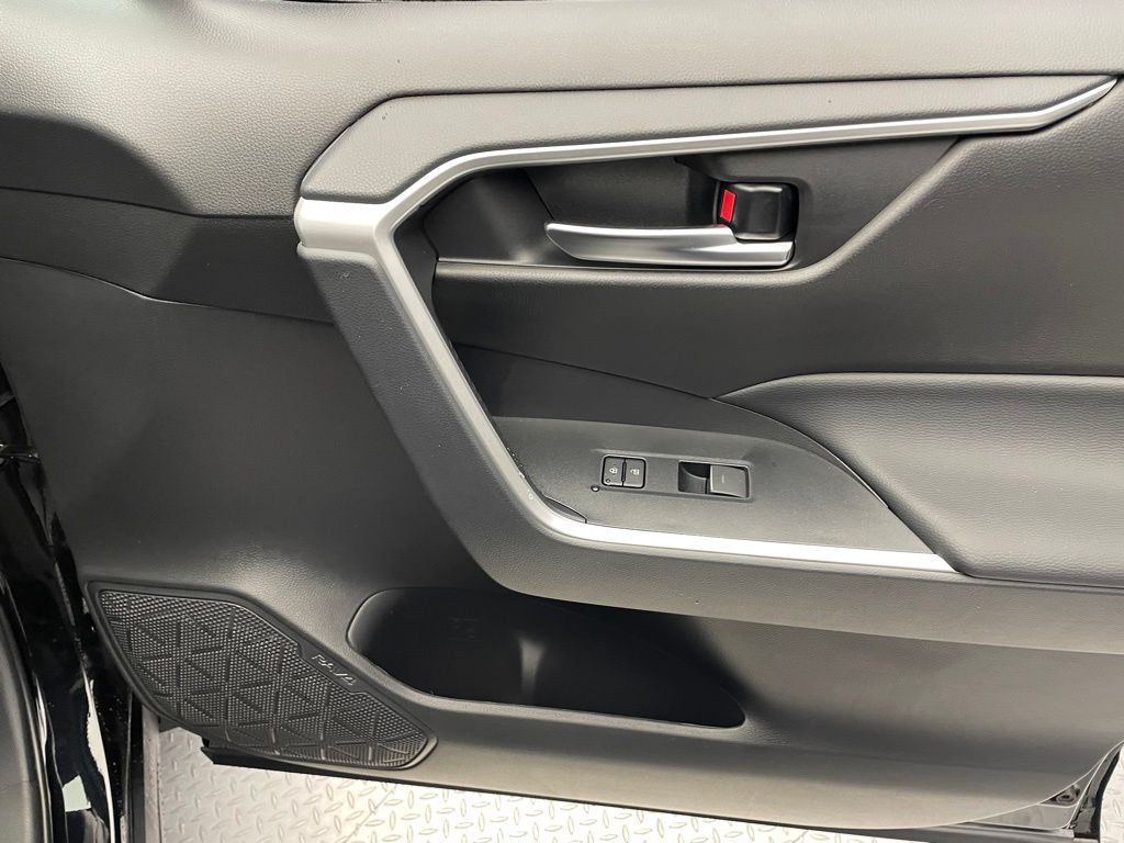 2025 Toyota RAV4 XLE 15