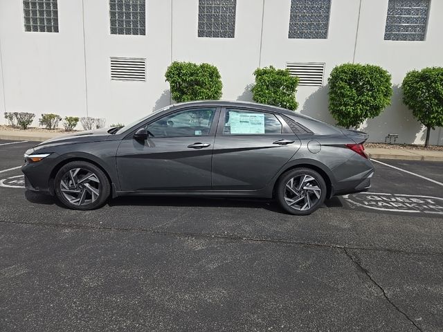 2025 Hyundai Elantra Sport 5