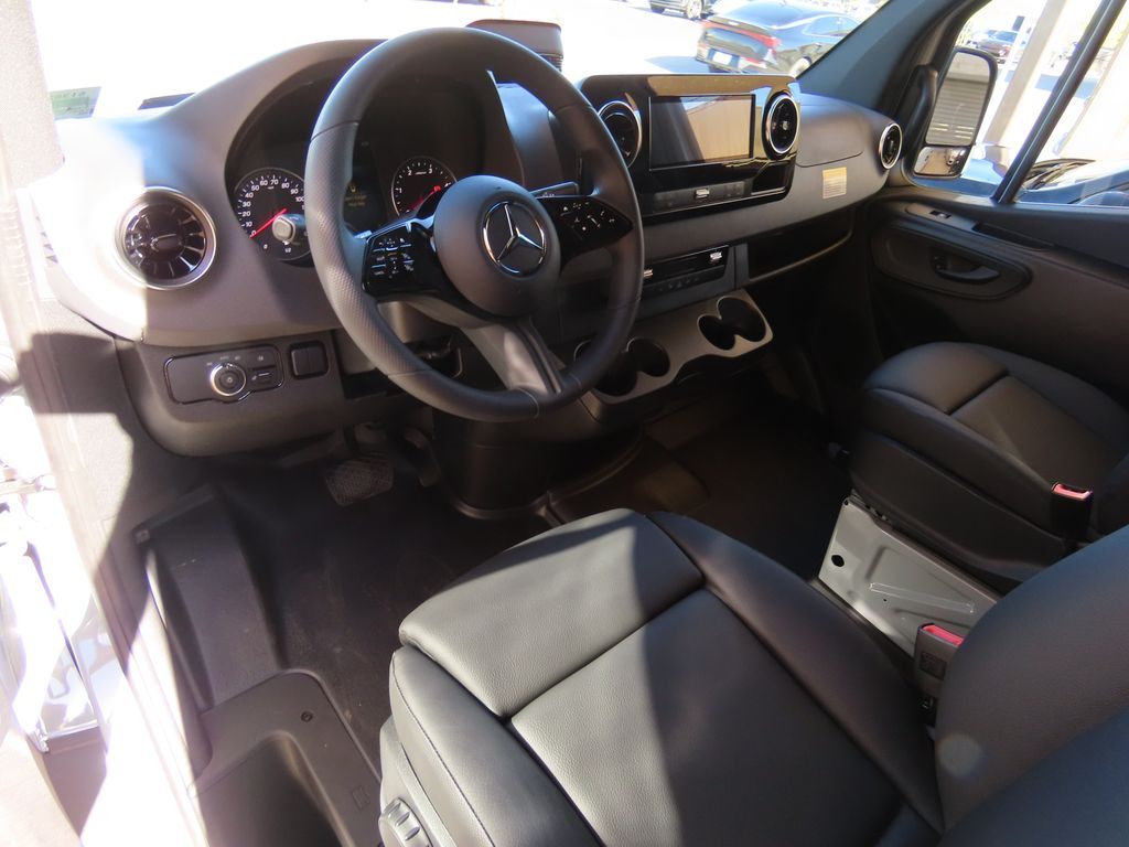 Thumbnail: 2025 Mercedes-Benz Sprinter - 10