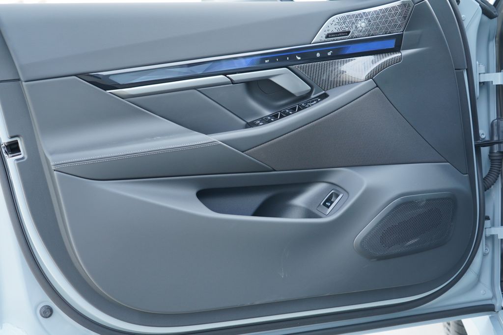 Thumbnail: 2026 BMW M5 - 10