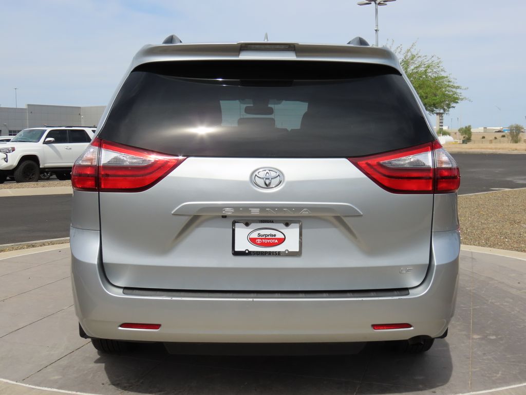2020 Toyota Sienna LE 6