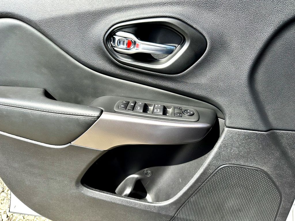 Used Car 2022 Jeep Cherokee  Latitude Lux For Sale Under $25,000 In Taylor, Texas