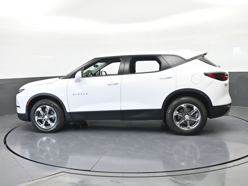 Used 2024 Summit White Chevrolet LT image 3