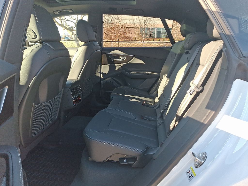 Thumbnail: 2026 Audi Q8 - 5