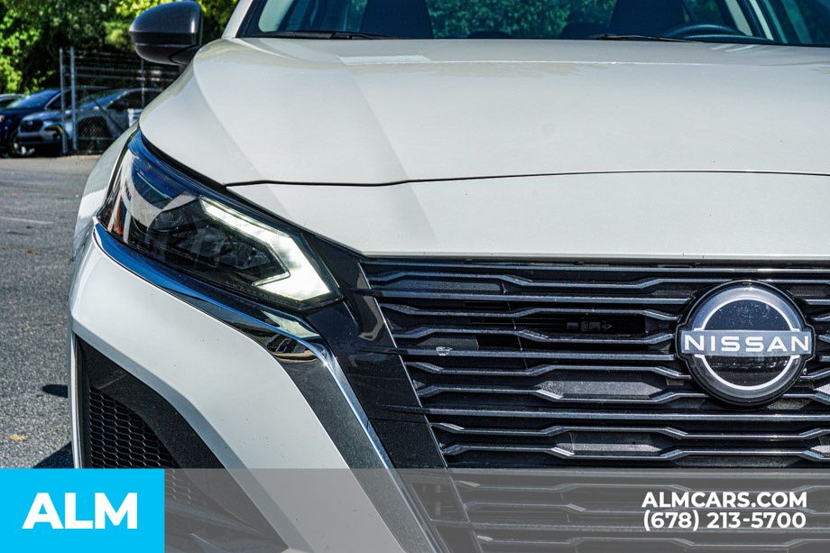 Used 2025 White Nissan 2.5 SV image 11