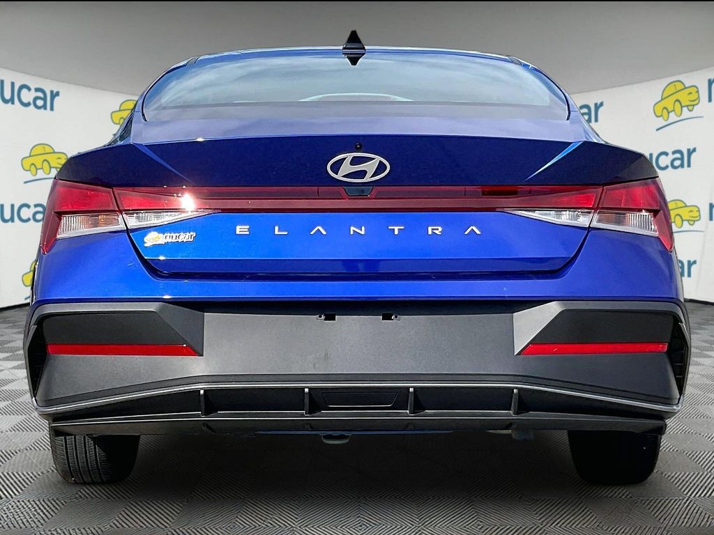 2025 Hyundai Elantra — photo 5