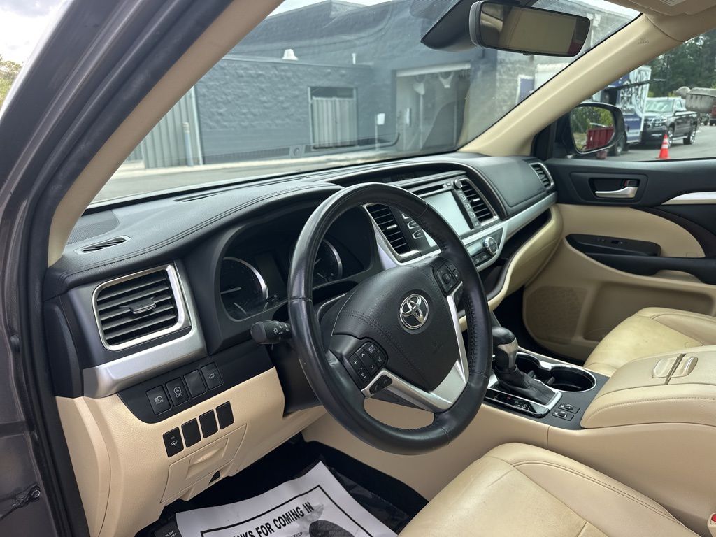 2019 Predawn Gray Mica Toyota Highlander XLE FWD SUV