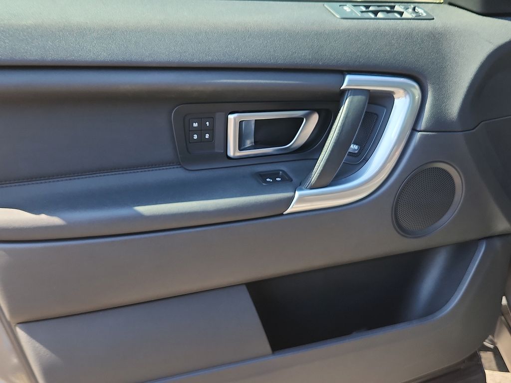 Thumbnail: 2019 Land Rover Discovery Sport - 12