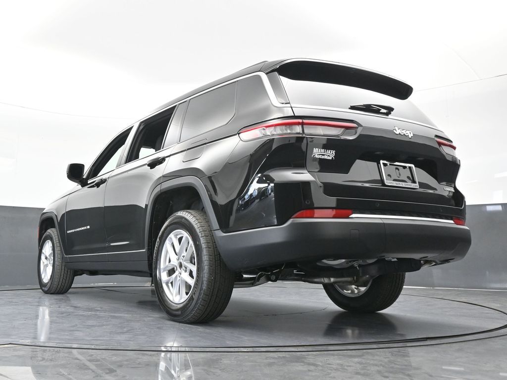 New 2026 Diamond Black Crystal Pearlcoat Jeep Laredo image 56
