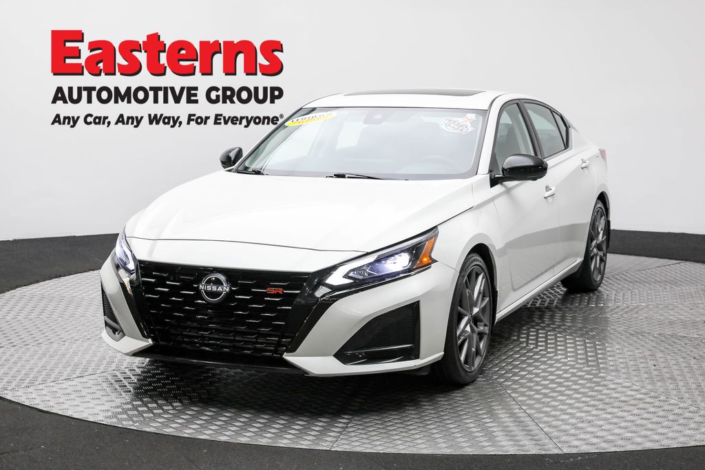 2023 Nissan Altima SR's photo
