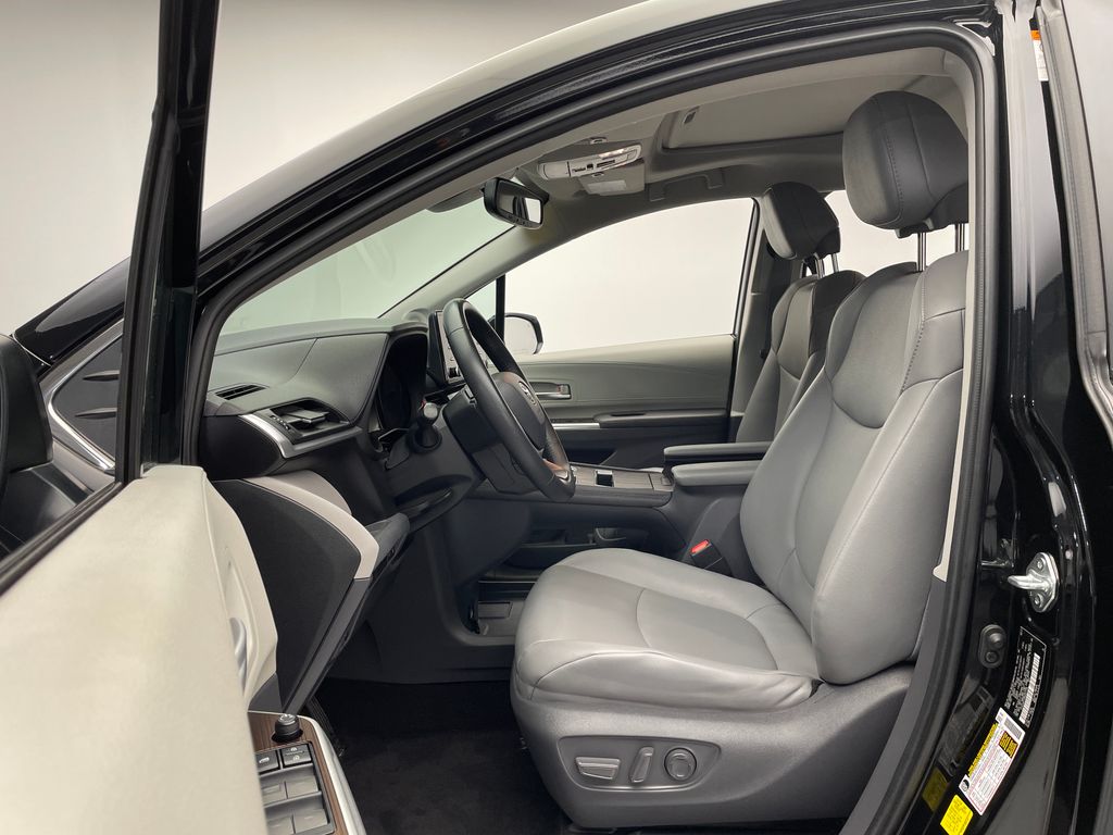 2021 Toyota Sienna XLE 12
