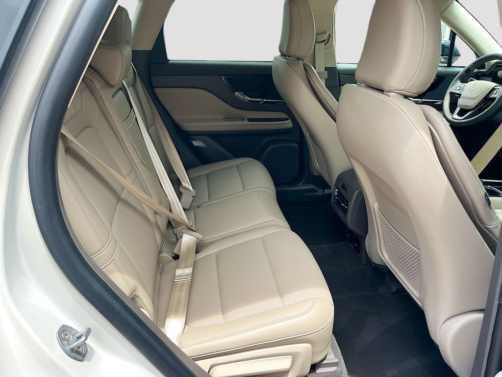Used 2024 White Lincoln Premiere image 30