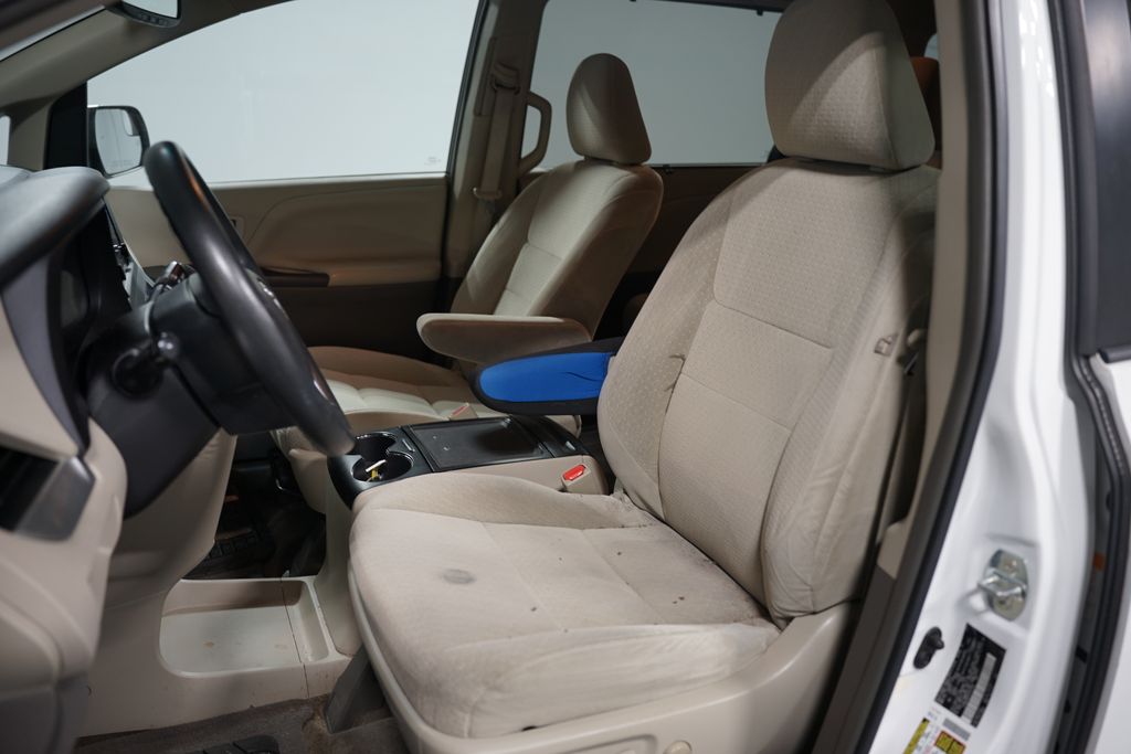 Thumbnail: 2015 Toyota Sienna - 6