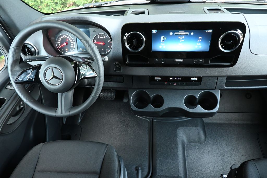 Thumbnail: 2025 Mercedes-Benz Sprinter - 4