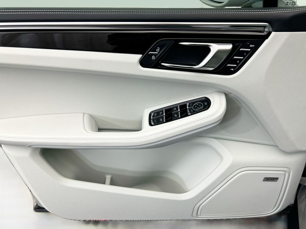 Thumbnail: 2026 Porsche Macan - 25