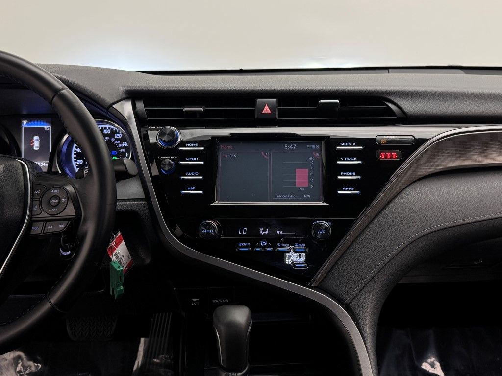 2019 Toyota Camry SE 24