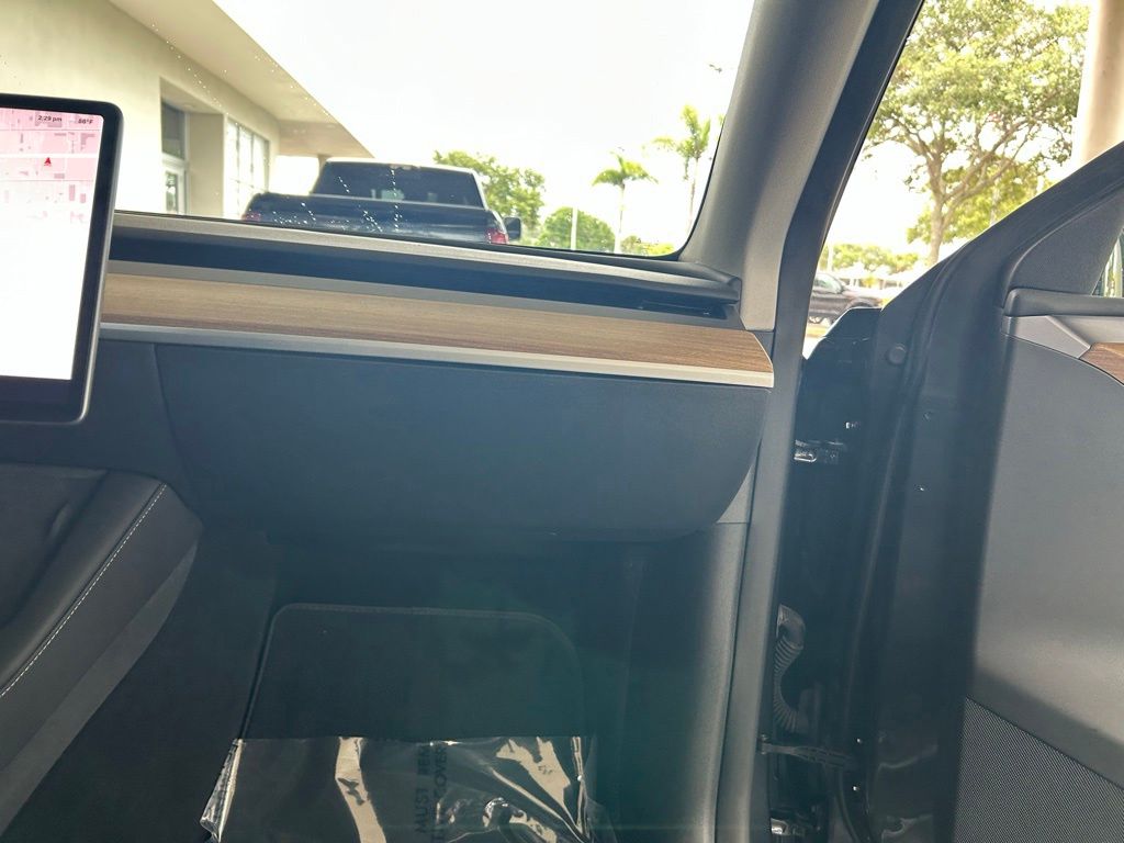 Used 2024  Tesla  image 21