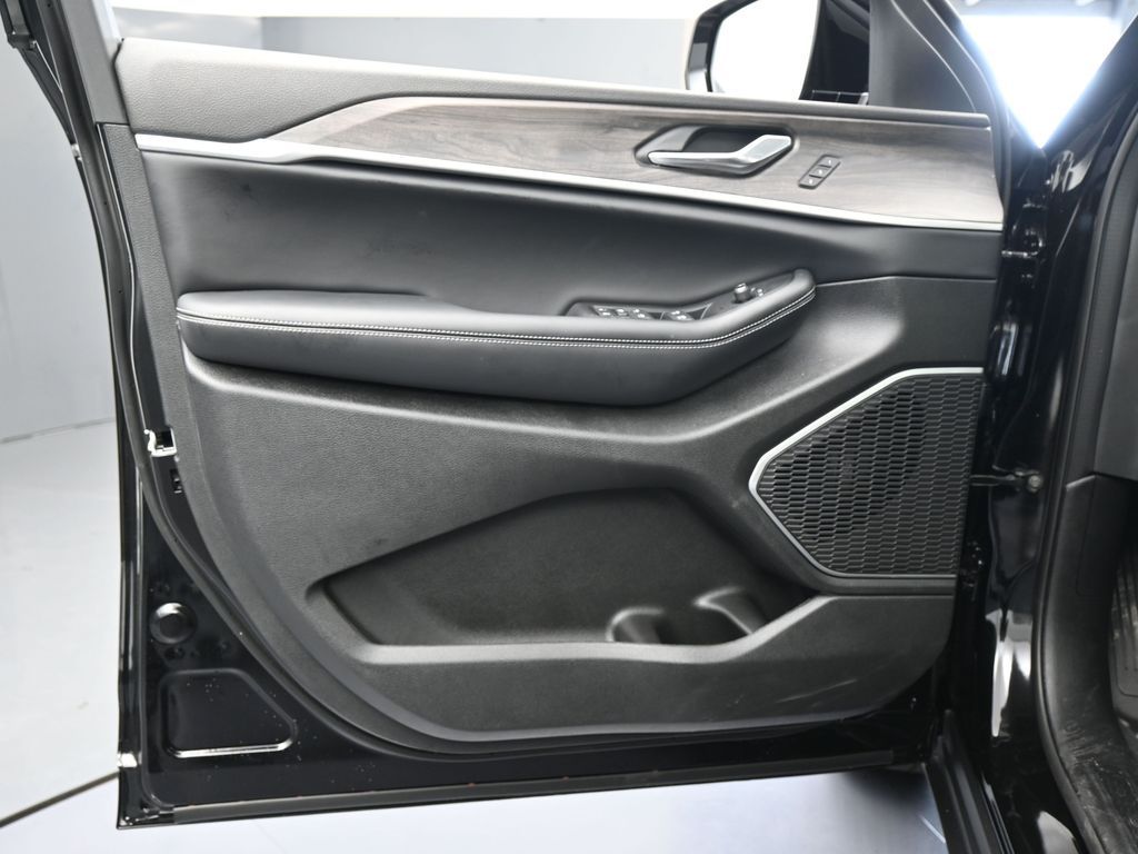 New 2026 Diamond Black Crystal Pearlcoat Jeep Limited image 24