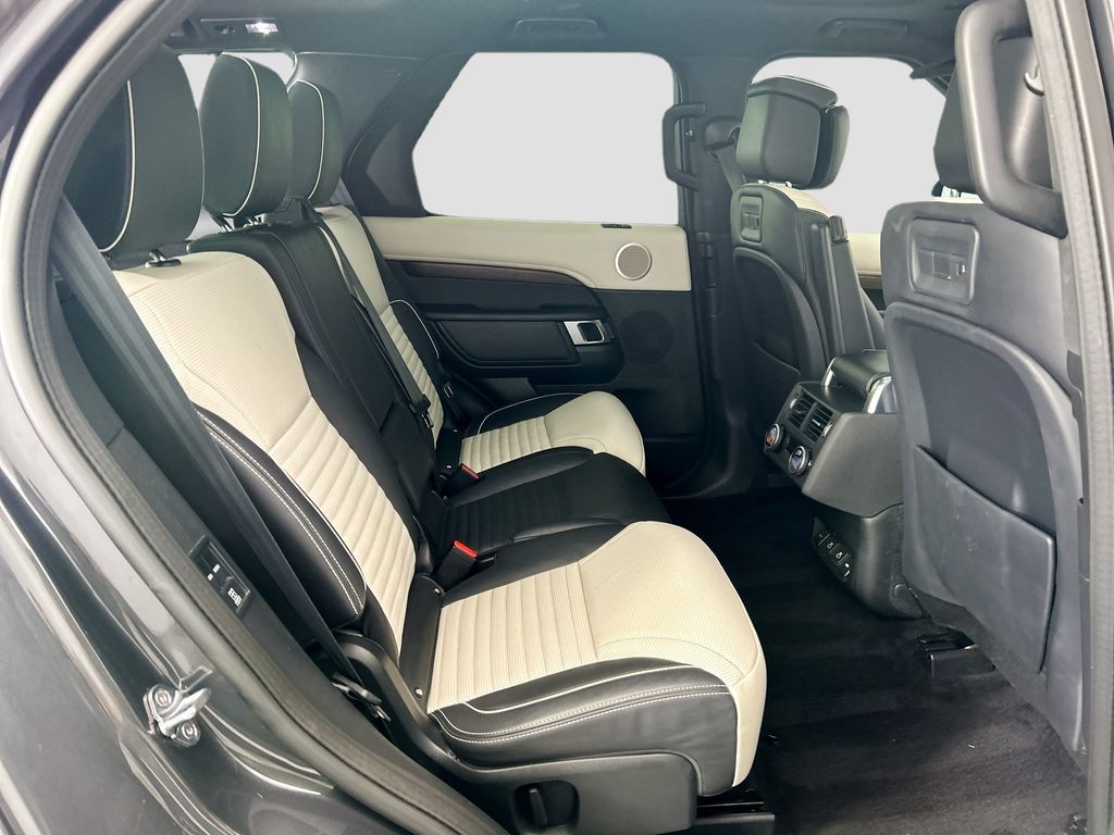 Thumbnail: 2022 Land Rover Discovery - 21