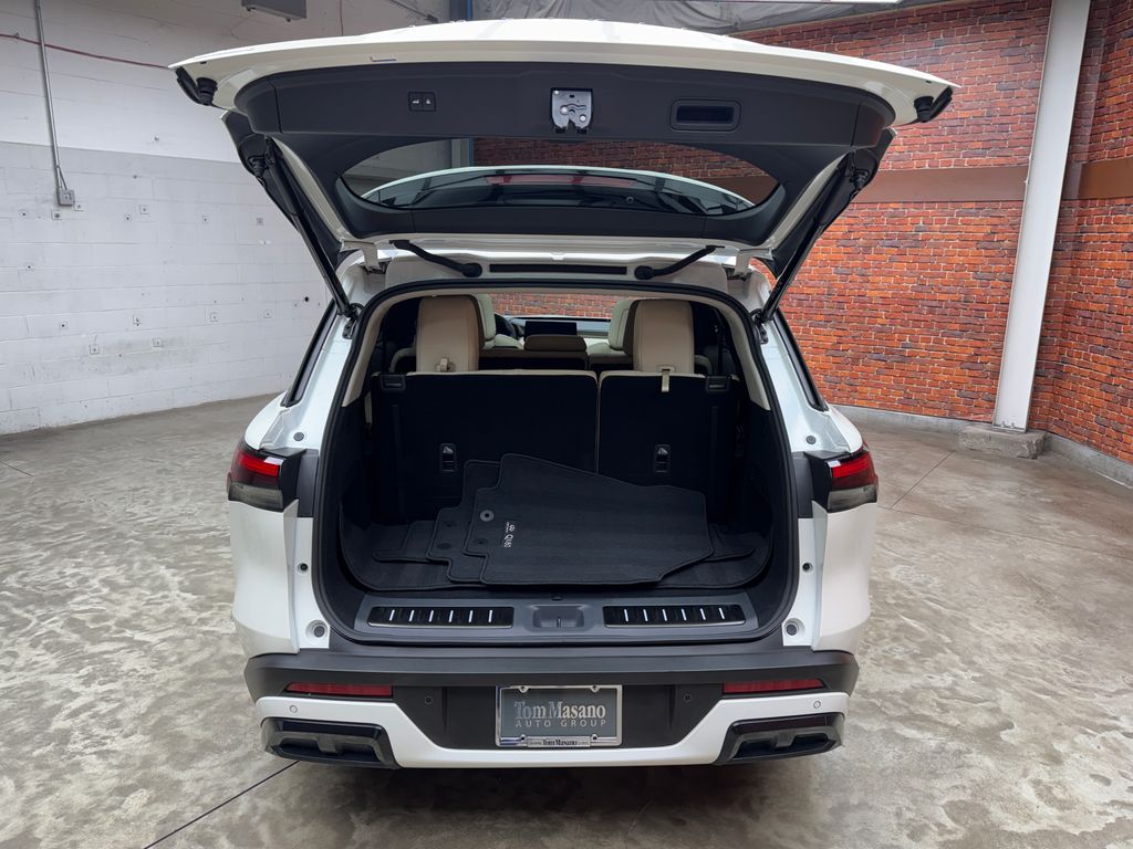 Used 2024 White INFINITI LUXE image 26