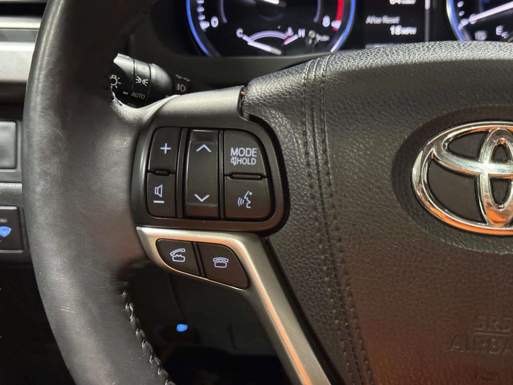 Used 2015 Silver Sky Metallic Toyota XLE V6 image 15