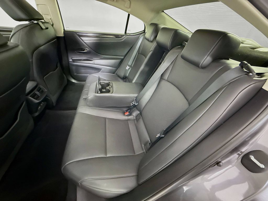 Thumbnail: 2021 Lexus ES - 25