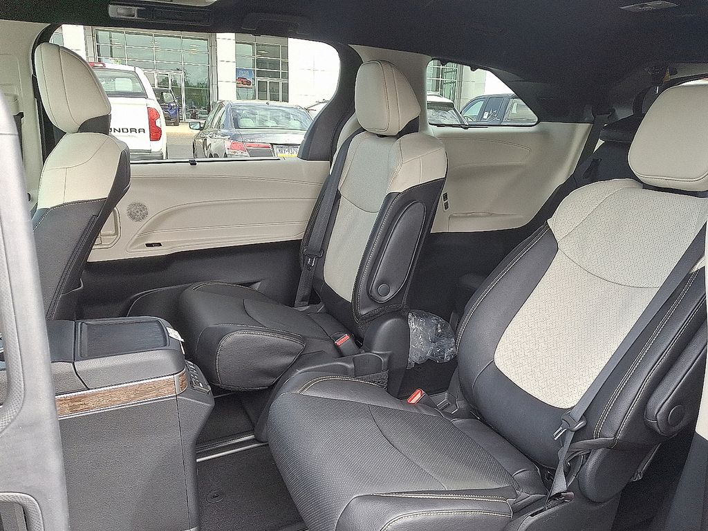 2025 Toyota Sienna Platinum 7