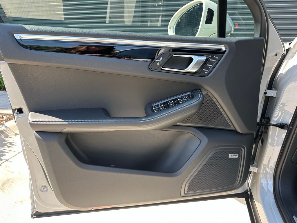 Thumbnail: 2026 Porsche Macan - 20