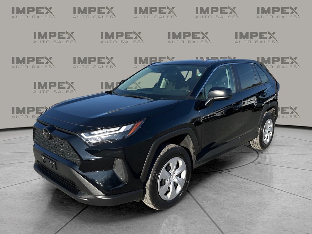 2025 Toyota RAV4 LE's photo