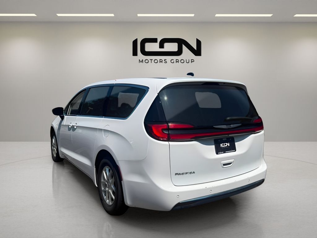 Used 2024 Chrysler Pacifica Van