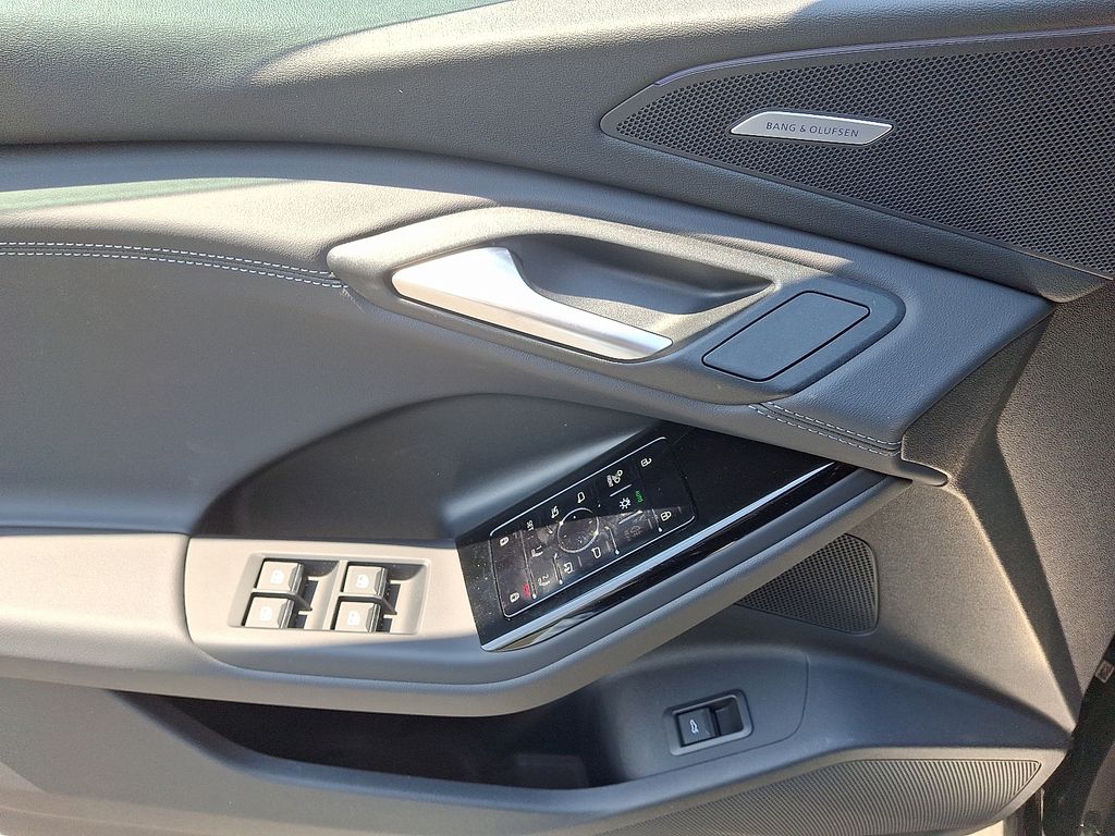 2025 Audi e-tron Premium 9