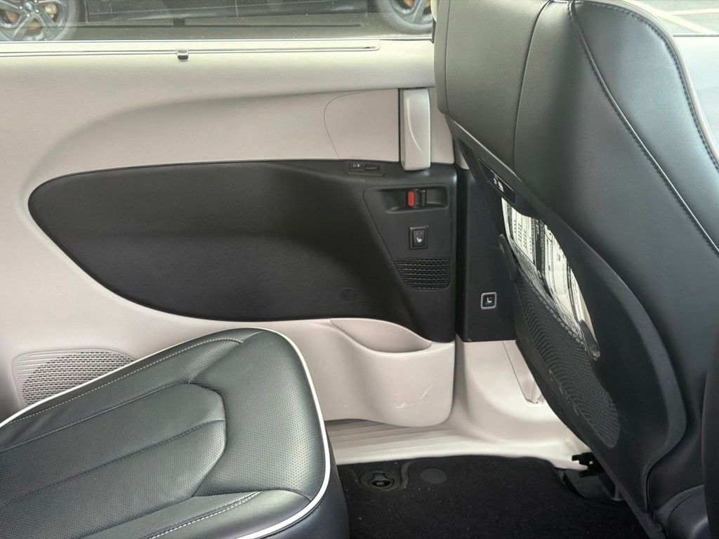 2023 Bright White Clearcoat Chrysler Pacifica Limited FWD Van