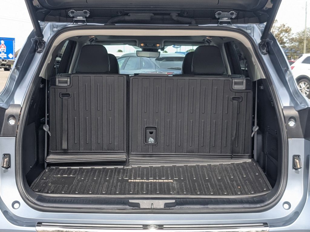 2023 Toyota Highlander Hybrid Platinum