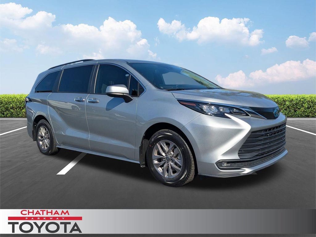 2025 Toyota Sienna XLE 8-Passenger Hybrid FWD's photo