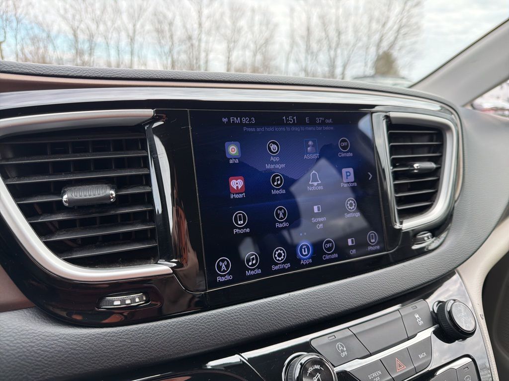 Thumbnail: 2017 Chrysler Pacifica - 32