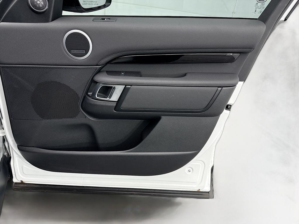 Thumbnail: 2025 Land Rover Discovery - 24