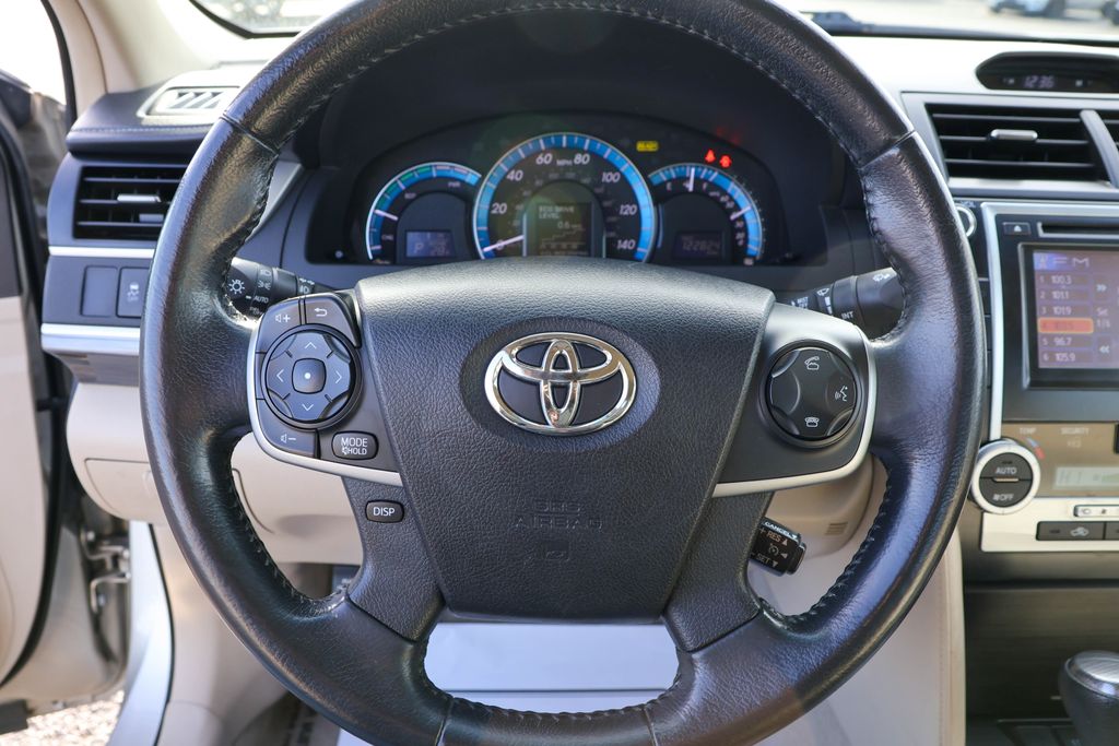 2014 Toyota Camry Hybrid LE 16