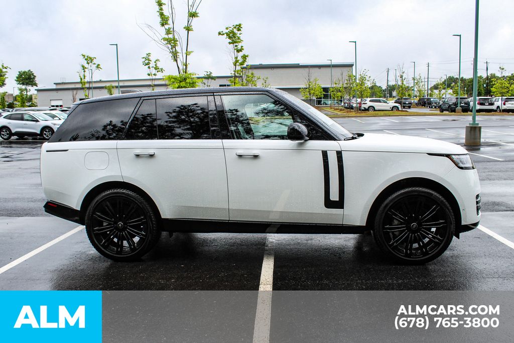 Used 2023 White Land Rover SE image 9