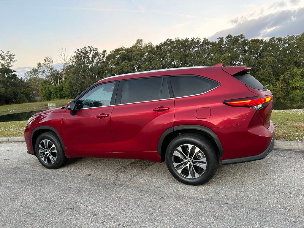 Thumbnail: 2022 Toyota Highlander - 3