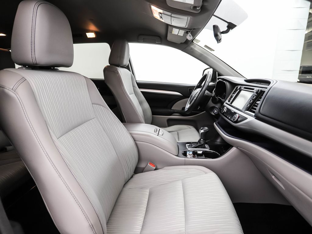 Thumbnail: 2016 Toyota Highlander - 32