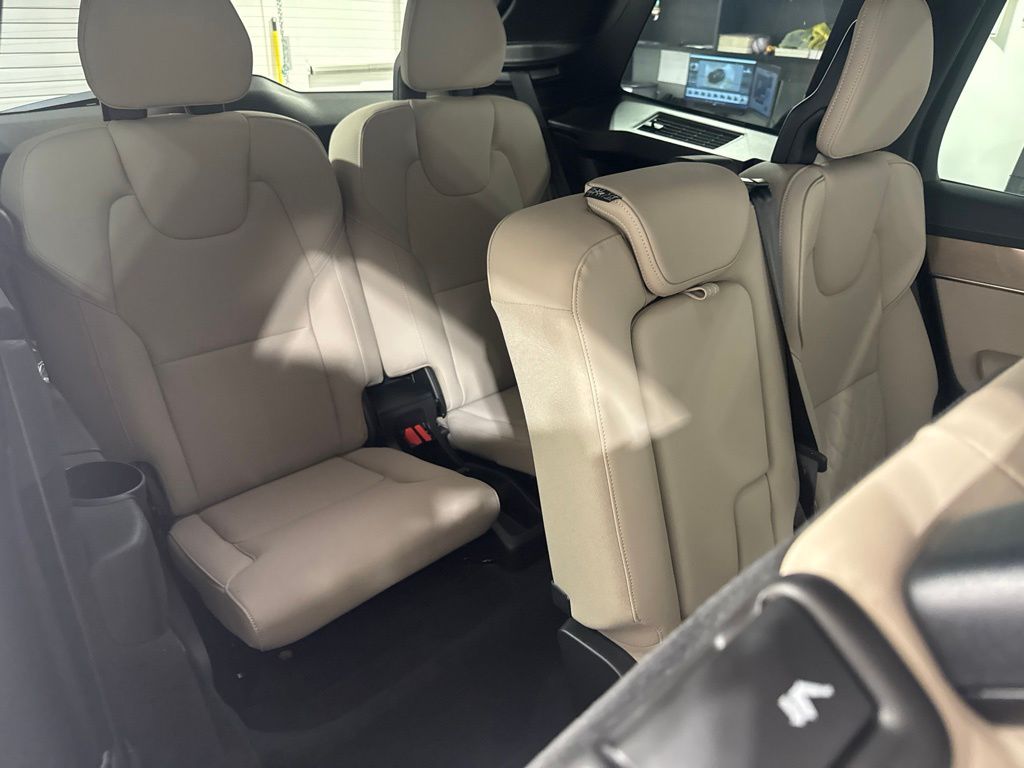 New 2026  Volvo B6 Plus 7-Seater image 26