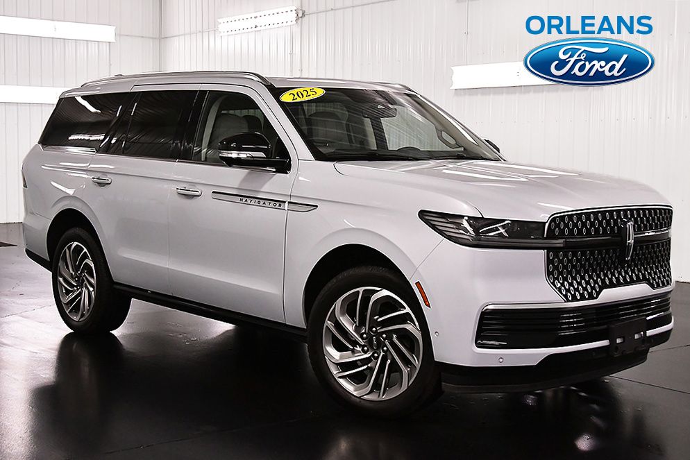 Crystal White Metallic Clearcoat 2025 Lincoln Navigator Reserve 4WD SUV / Crossover Four-Wheel Drive Automatic